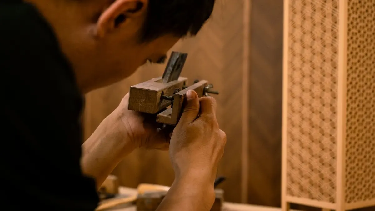 Deux panneaux de bois assemblés par lamelles et colle, serre-joints et plans de montage